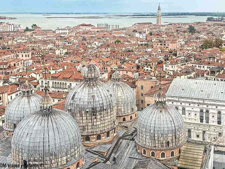 Vista aérea de las cúpulas de la Basílica de San Marcos y los tejados de Venecia, una de las mejores panorámicas que ver en Venecia en 3 días.