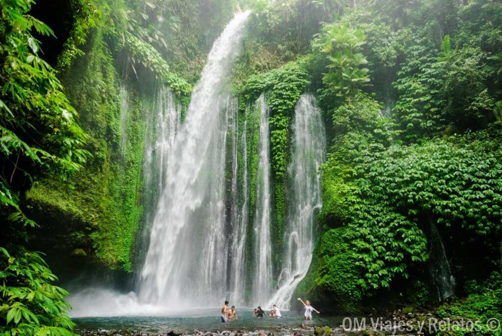 Cascada en la jungla de Bali con poza natural para bañarse, imagen para un post sobre eSIM Bali y viajar conectado.