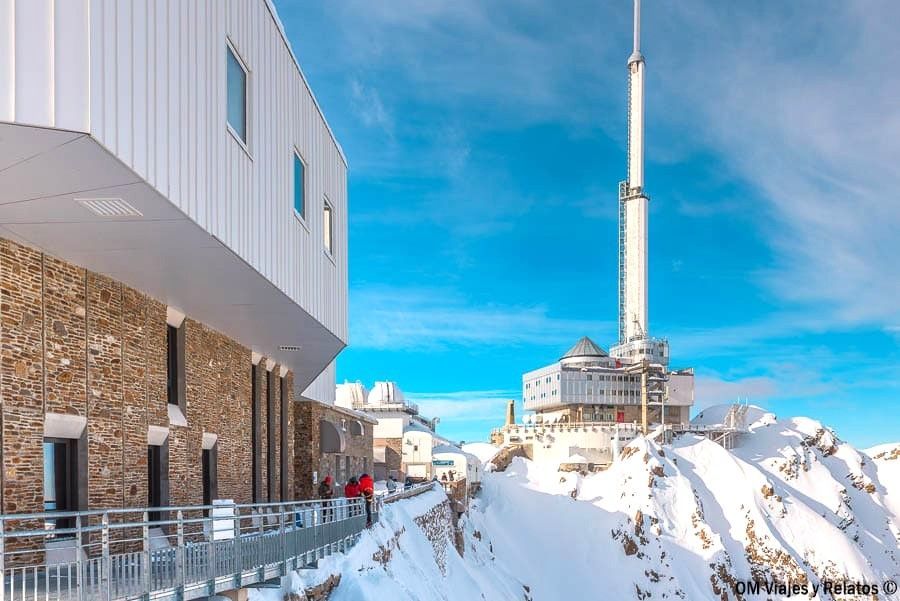 Vista del observatorio del Pic du Midi con edificios y antena sobre la cumbre nevada, una visita imprescindible cerca de los pueblos más bonitos del Pirineo Francés.