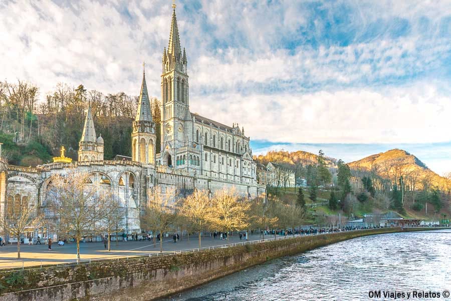 Panorámica del Santuario de Lourdes junto al río Gave de Pau con la basílica y sus torres, una visita imprescindible cerca de los pueblos más bonitos del Pirineo Francés.