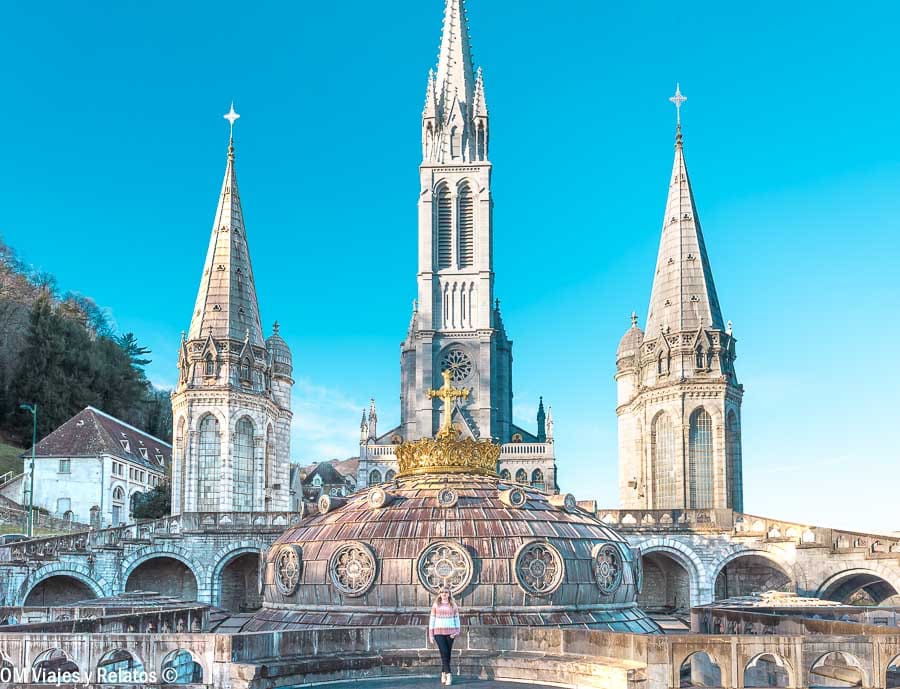 Santuario de Lourdes con la Basílica del Rosario y sus torres al fondo, una visita cultural cerca de los pueblos más bonitos del Pirineo Francés.