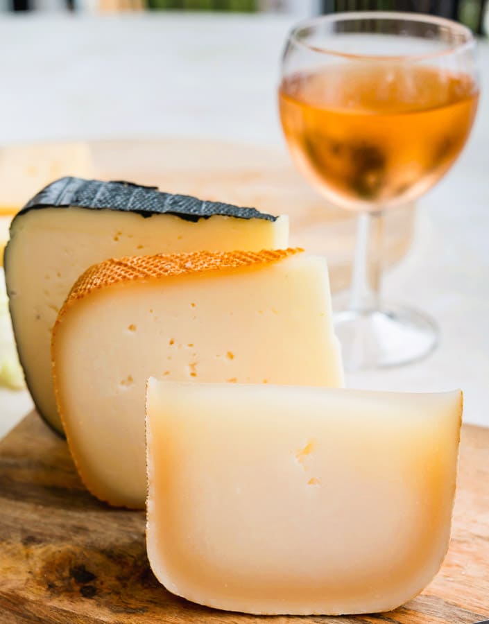 Degustación de quesos artesanos en el Mercado de Les Halles de Bagnères-de-Bigorre, un plan gastronómico en la ruta por los pueblos más bonitos del Pirineo Francés.