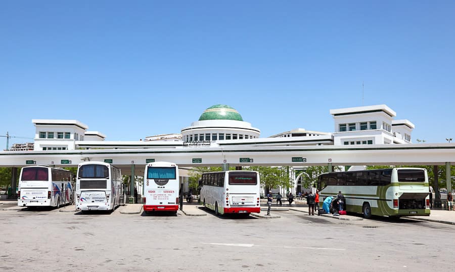 Estación de autobuses con autocares, ideal para consejos para viajar a Marruecos sobre transporte entre ciudades.