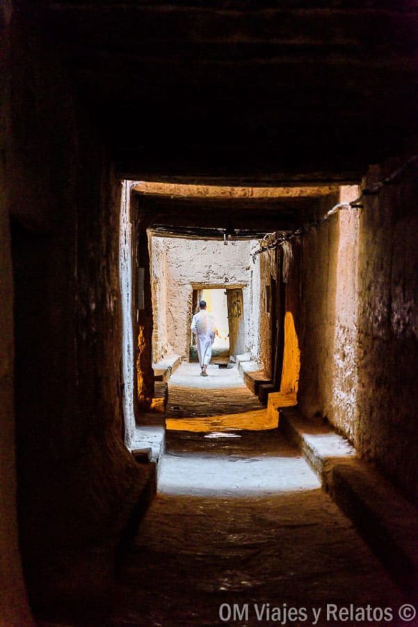 Pasillo estrecho en la medina con una persona al fondo, perfecto para consejos para viajar a Marruecos y moverse por los zocos.