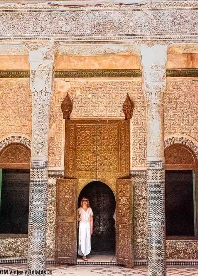Foto mía en la puerta de Teoulet, con azulejos y decoración tradicional, ideal para consejos para viajar a Marruecos.