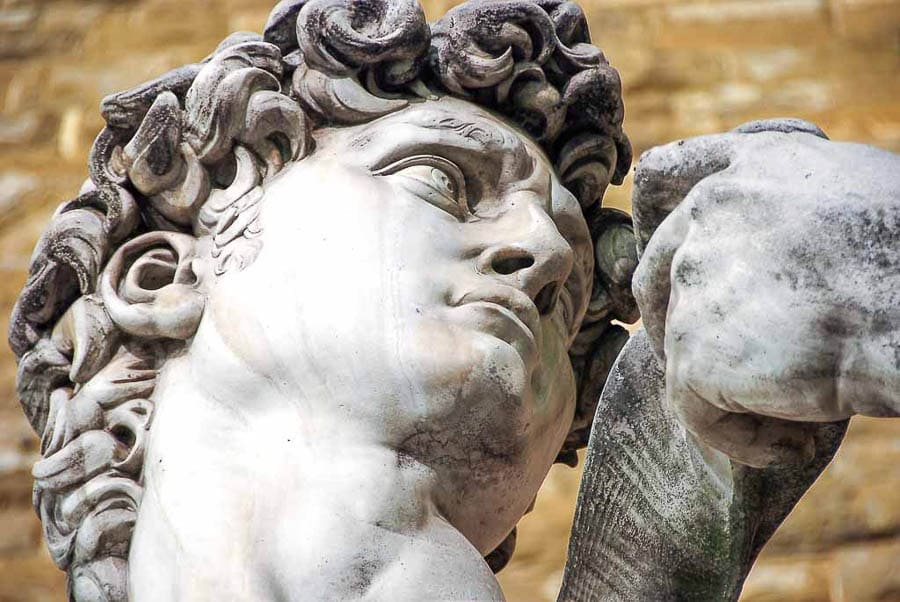 Detalle en primer plano de la escultura del David en Florencia, un plan cultural perfecto en excursiones desde Roma de un día.