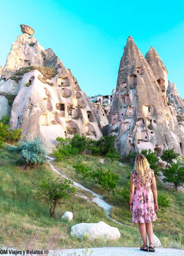 Internet en Turquía para compartir mi foto en Capadocia, frente a las chimeneas de hadas y casas cueva.