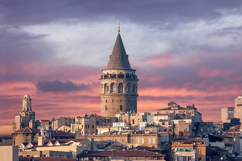 Internet en Turquía para compartir una foto de la Torre de Gálata en Estambul al atardecer.