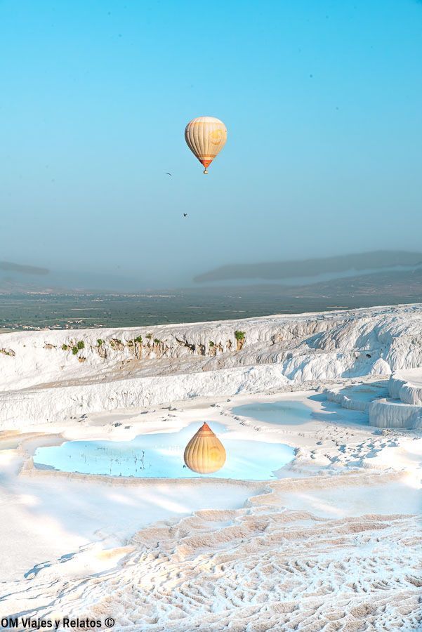 Internet en Turquía para compartir una foto de Pamukkale con un globo aerostático sobre las piscinas blancas.