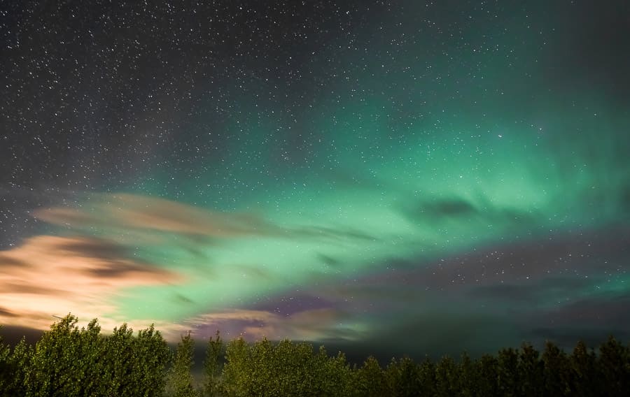 Aurora boreal verde sobre un cielo lleno de estrellas, una de las mejores experiencias de Islandia en octubre.