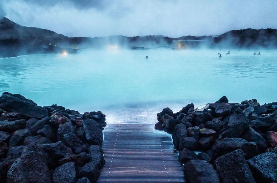Laguna termal Blue Lagoon con vapor y rocas volcánicas, un plan perfecto en Islandia en octubre.