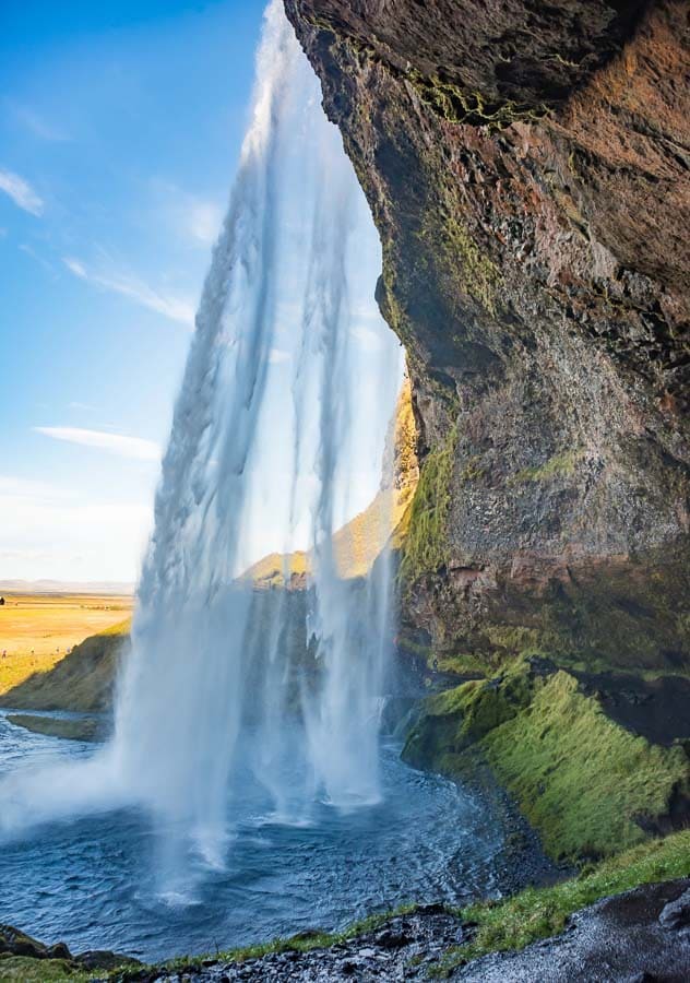 Cascada Seljalandsfoss vista desde detrás del salto de agua, un plan imprescindible en Islandia en octubre.