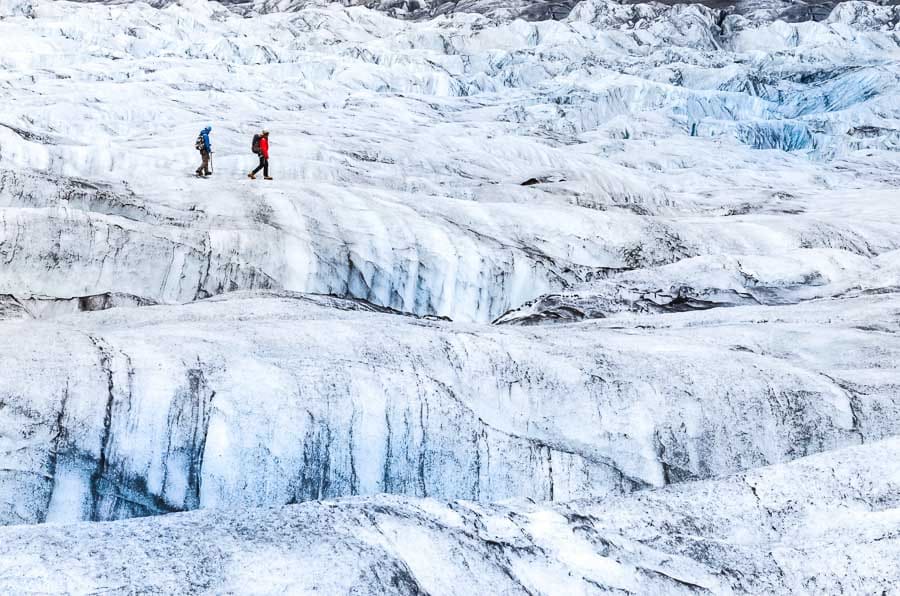 Senderismo sobre un glaciar con guía y equipo, una actividad muy recomendable en Islandia en octubre.