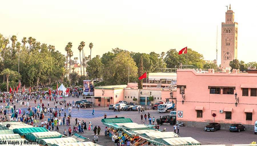 Plaza Jemaa el-Fna con ambiente al atardecer y la Koutoubia al fondo, imprescindible en qué ver en Marrakech en 4 días.