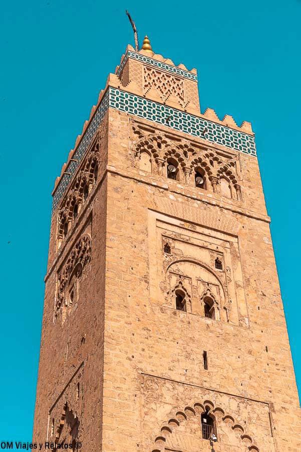 Detalle del minarete de la mezquita Koutoubia contra el cielo azul, imprescindible en qué ver en Marrakech en 4 días.