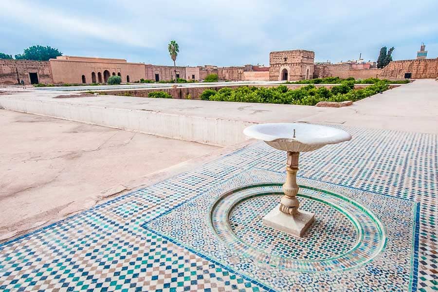 Patio amplio con mosaicos y fuente en un palacio histórico de Marrakech, una visita clave de qué ver en Marrakech en 4 días.