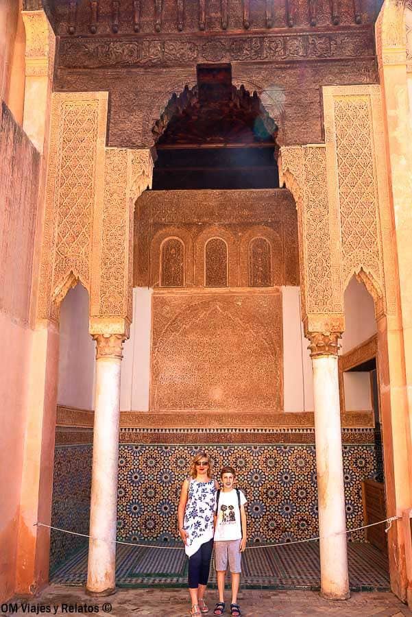 Servidora y mi hijo en el patio de las Tumbas Saadíes con columnas y mosaicos, imprescindible en qué ver en Marrakech en 4 días.
