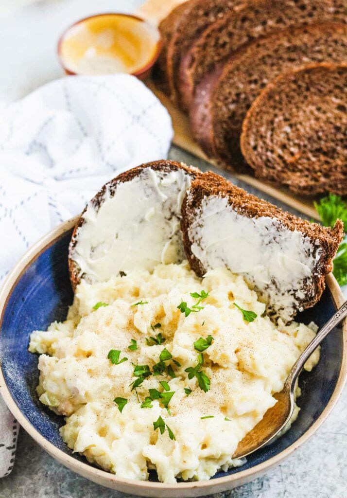 Bol con puré cremoso y pan de centeno con mantequilla, una opción reconfortante para comer en Islandia en Octubre.