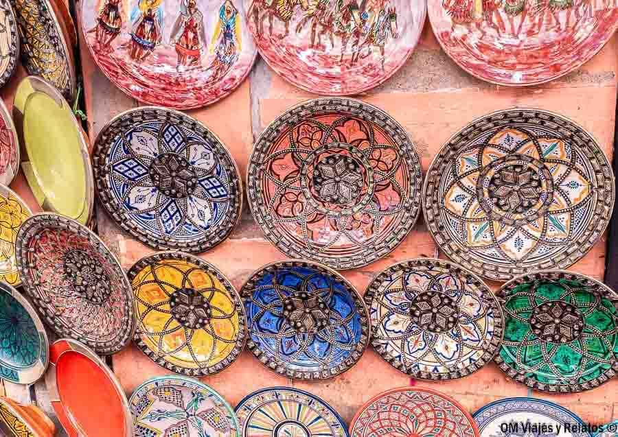 Platos de cerámica marroquí pintados a mano en un puesto del zoco, imprescindible en qué ver en Marrakech en 4 días.