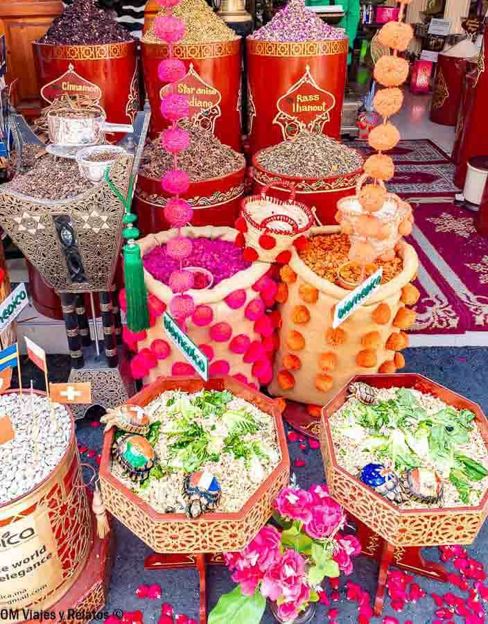 Puesto del zoco con especias, flores secas y mezcla ras el hanout, imprescindible en qué ver en Marrakech en 4 días.