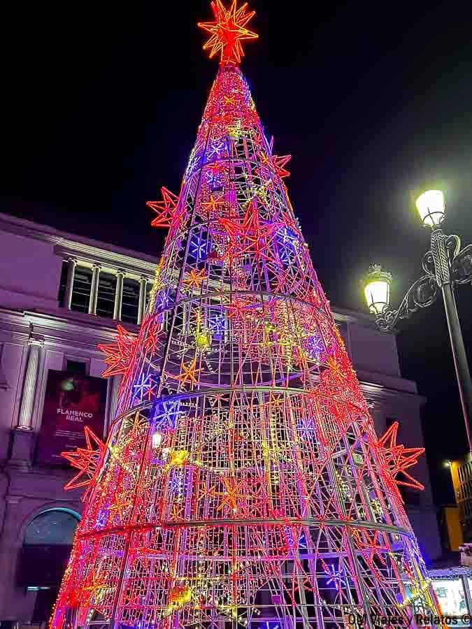 Árbol de Navidad gigante iluminado en una plaza de Madrid, una de las mejores cosas que hacer en Madrid en Navidad gratis.