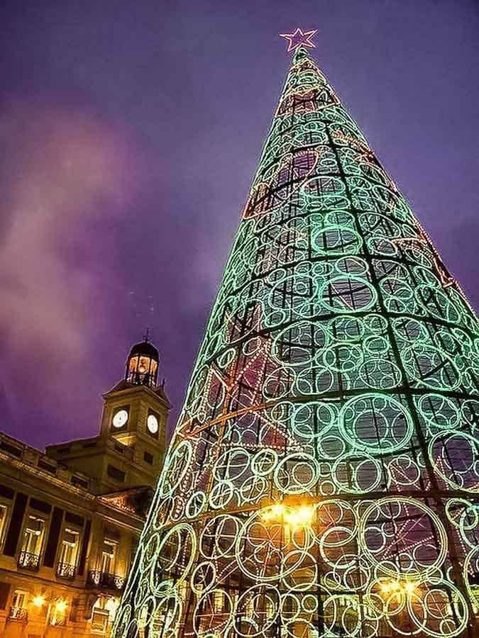 Árbol de Navidad iluminado en la Puerta del Sol de Madrid, que hacer en Madrid en Navidad gratis.