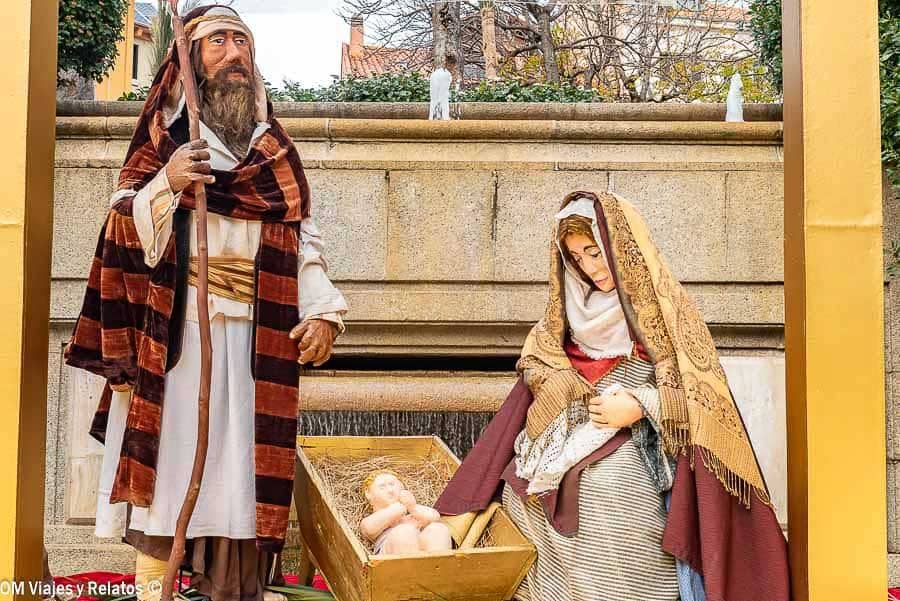 Belén navideño con figuras de José, María y el niño Jesús en Madrid, tradición típica que hacer en Madrid en Navidad gratis.