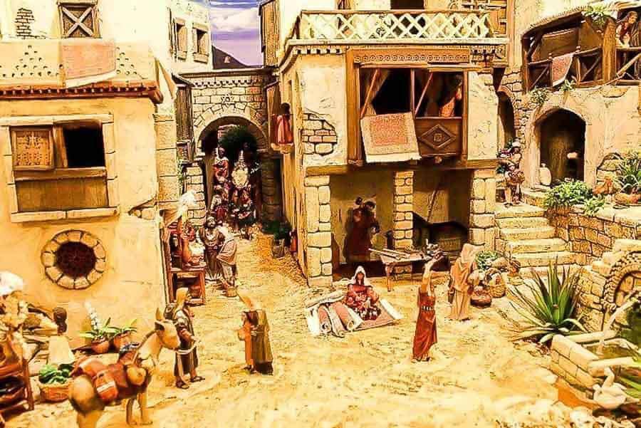 Belén navideño tradicional con figuras y casas en miniatura, actividad cultural que hacer en Madrid en Navidad gratis.