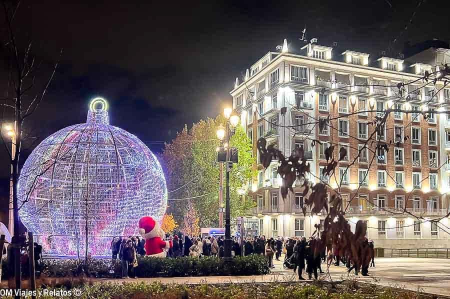 Bola de Navidad gigante iluminada con gente alrededor en Madrid, que hacer en Madrid en Navidad gratis.