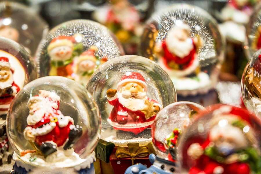 Bolas de nieve navideñas con Papá Noel en un puesto de mercado, idea de qué hacer en Madrid en Navidad gratis paseando.