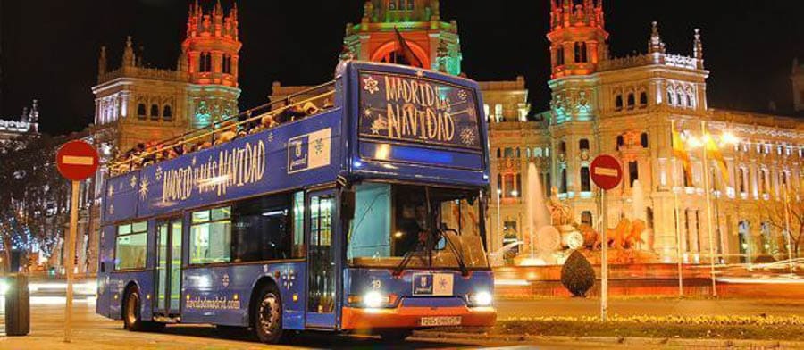Autobús turístico de Madrid en Navidad junto a la fuente de Cibeles, que hacer en Madrid en Navidad gratis.