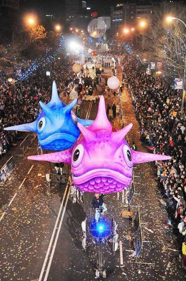 Cabalgata de Reyes en Madrid con carrozas y figuras gigantes recorriendo la ciudad, evento típico que hacer en Madrid en Navidad gratis.
