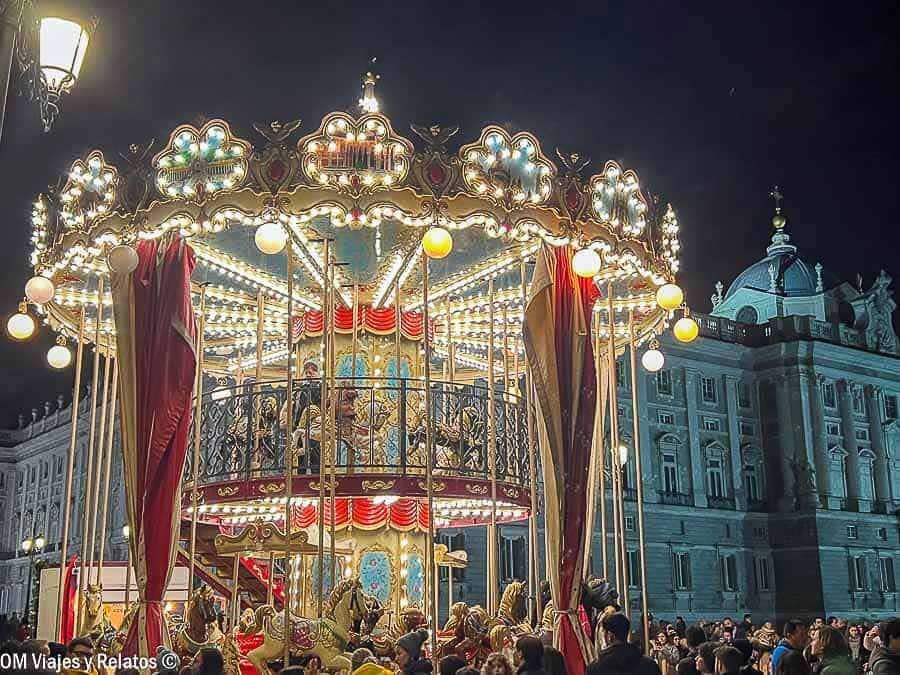 Carrusel navideño iluminado por la noche en Madrid, que hacer en Madrid en Navidad gratis.