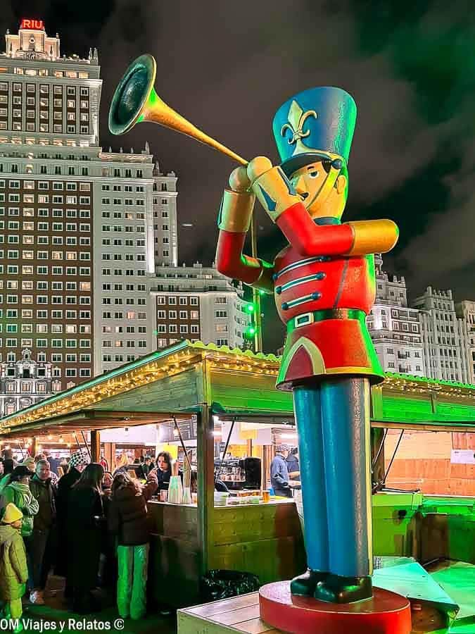 Figura de cascanueces en el mercadillo de Navidad de Plaza de España, que hacer en Madrid en Navidad gratis.