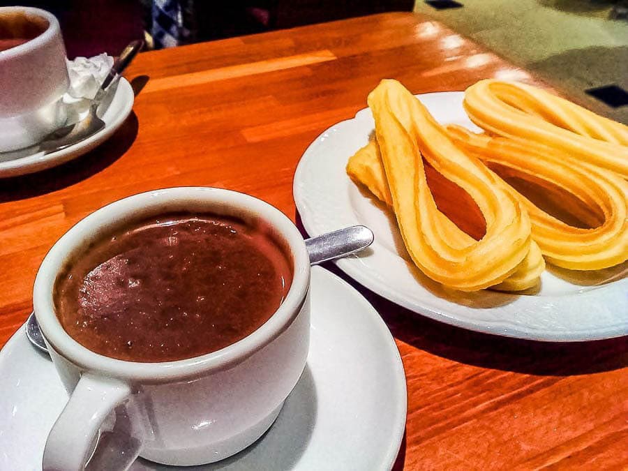 Chocolate con churros típico de Madrid en invierno, plan gastronómico que hacer en Madrid en Navidad gratis paseando por la ciudad.