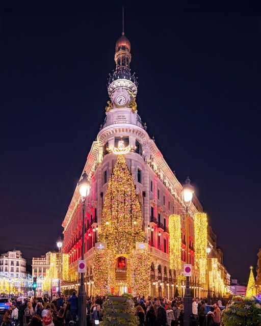 Fachada del Four Seasons Hotel Madrid decorada con luces y árbol navideño gigante, plan imprescindible que hacer en Madrid en Navidad gratis.