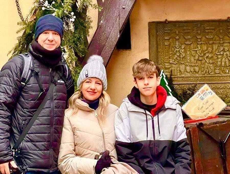 Foto familiar de OM Viajes y Relatos disfrutando de un mercadillo navideño en Madrid, plan familiar que hacer en Madrid en Navidad gratis.