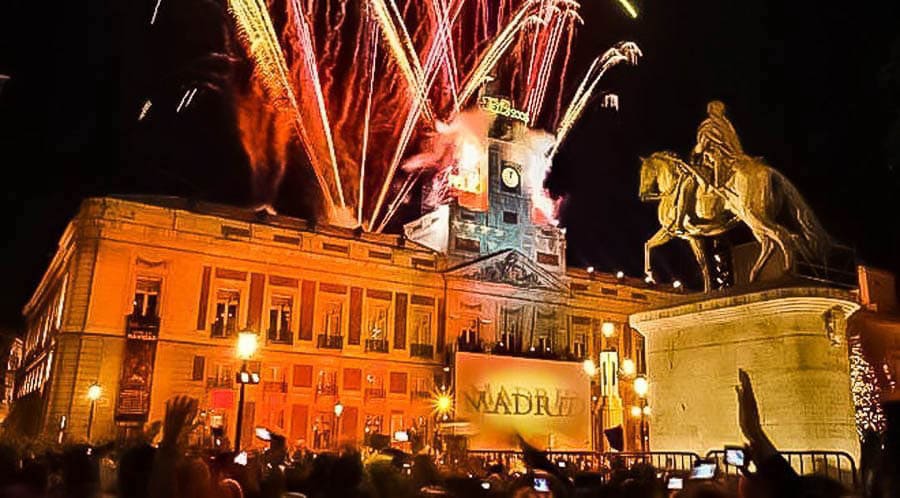 Fuegos artificiales en la Puerta del Sol durante celebración navideña, espectáculo que ver y hacer en Madrid en Navidad gratis.