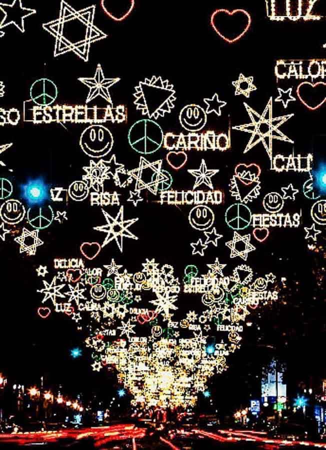 Luces navideñas decorando una calle de Madrid por la noche, plan imprescindible que hacer en Madrid en Navidad gratis.