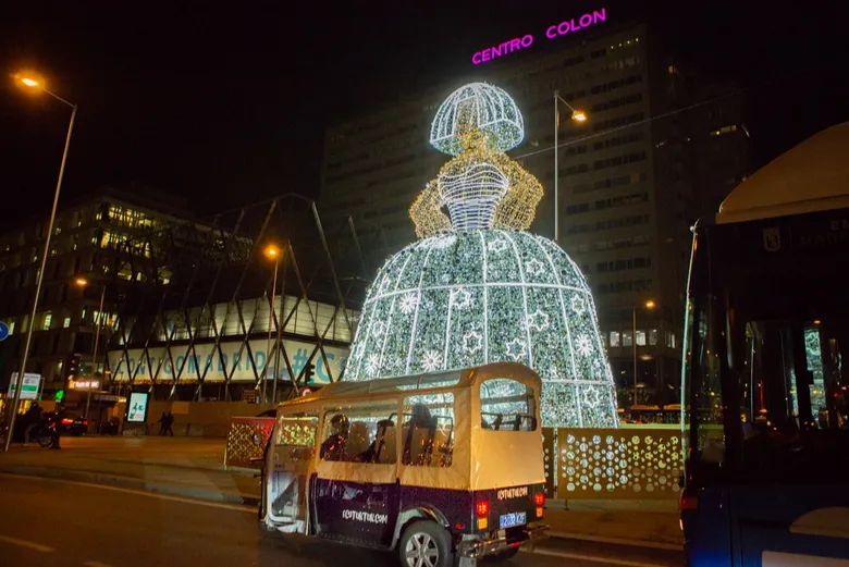 Figura luminosa gigante de una Menina en Plaza Colón Madrid, decoración icónica que ver y hacer en Madrid en Navidad gratis.