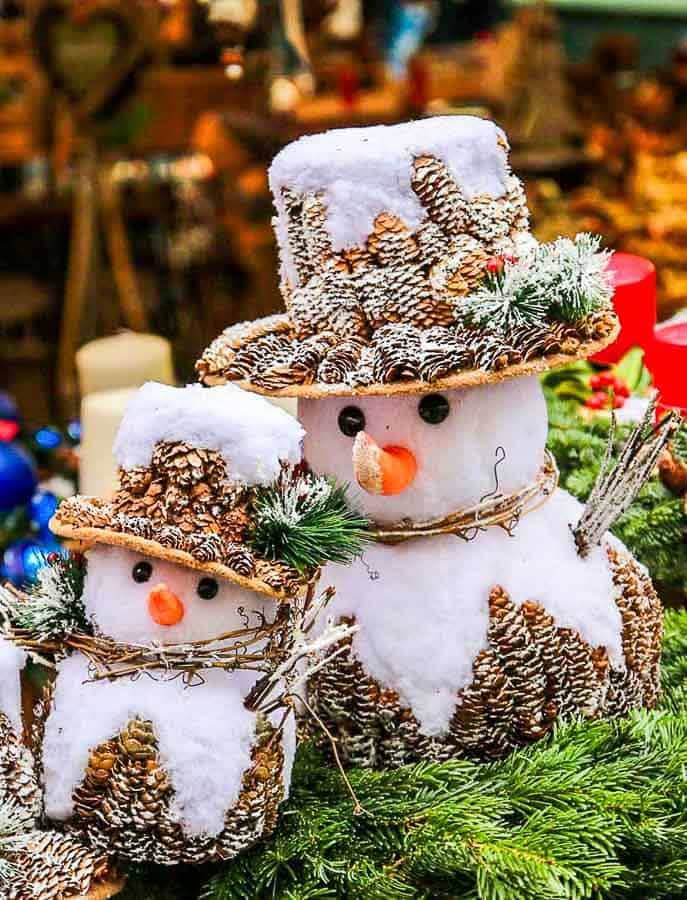 Muñecos de nieve decorativos en un mercadillo navideño, plan típico que hacer en Madrid en Navidad gratis.
