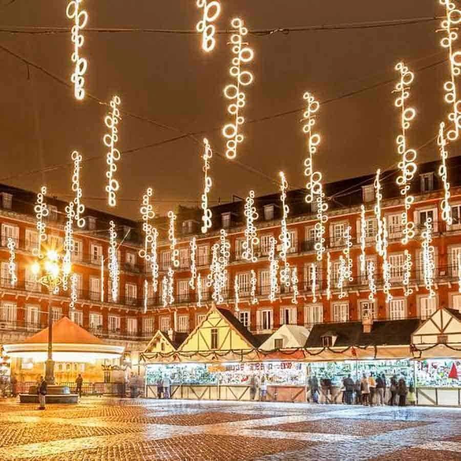 Mercado navideño y luces en la Plaza Mayor de Madrid, que hacer en Madrid en Navidad gratis.