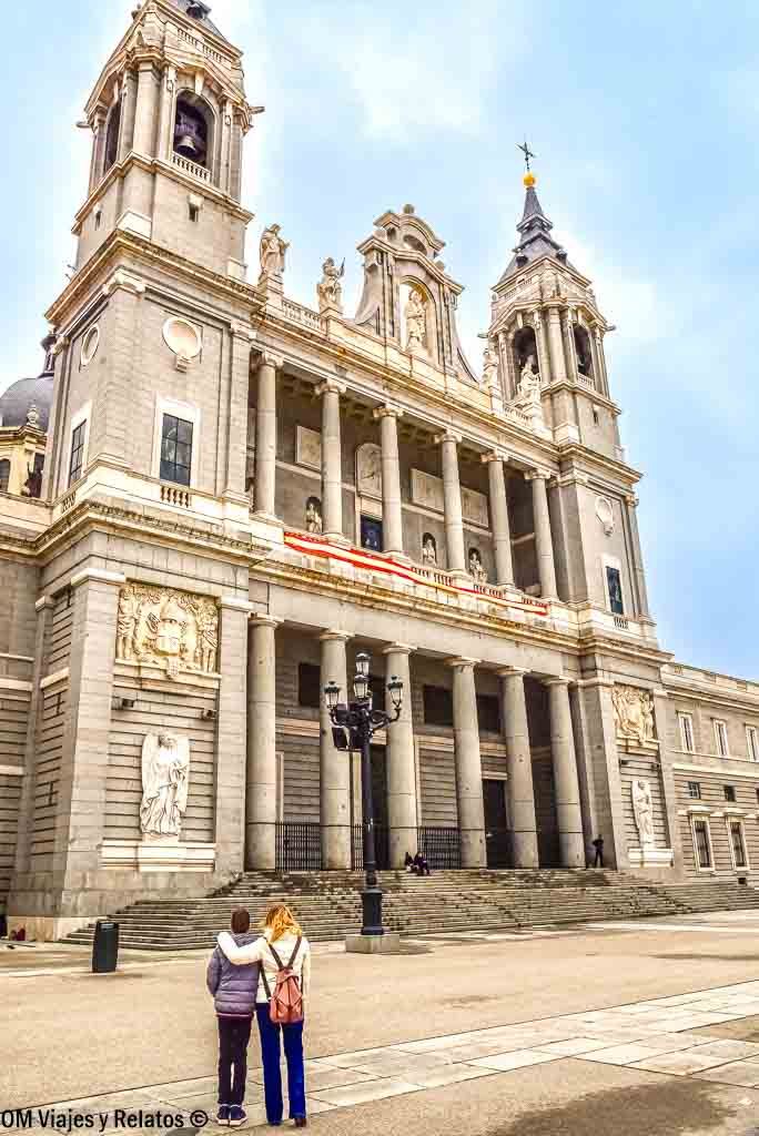 Foto mía y de mi hijo frente a la Catedral de la Almudena en Madrid, plan turístico que hacer en Madrid en Navidad gratis.