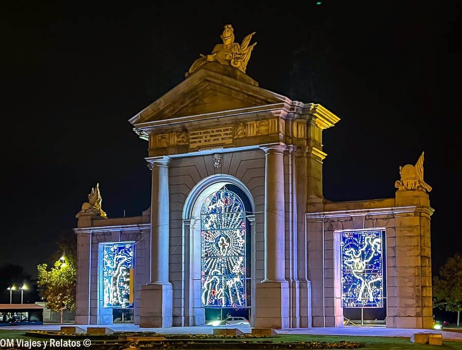 Puerta del Príncipe Pío iluminada por la noche en Madrid, que hacer en Madrid en Navidad gratis.