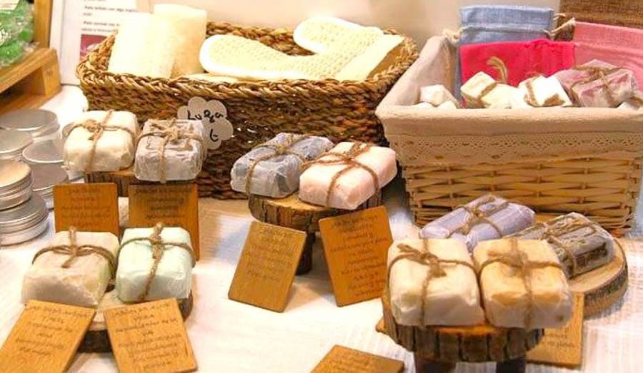 Regalos navideños artesanales en el mercadillo del Gato en Madrid.