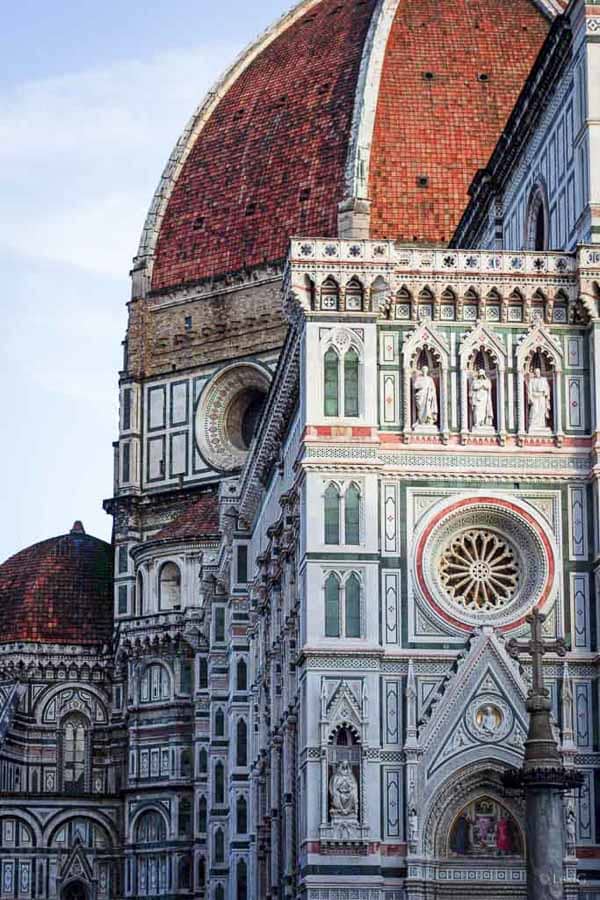 Detalle de la cúpula y la fachada del Duomo de Florencia, una idea perfecta de que ver cerca de Roma en un día.