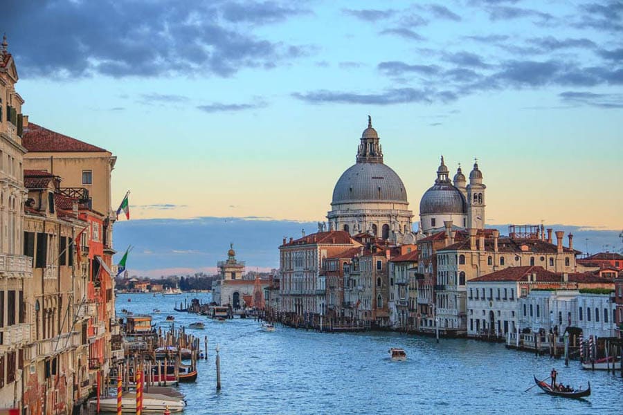 Vista del Gran Canal de Venecia con la basílica de Santa María della Salute al fondo, una opción preciosa de que ver cerca de Roma en un día.