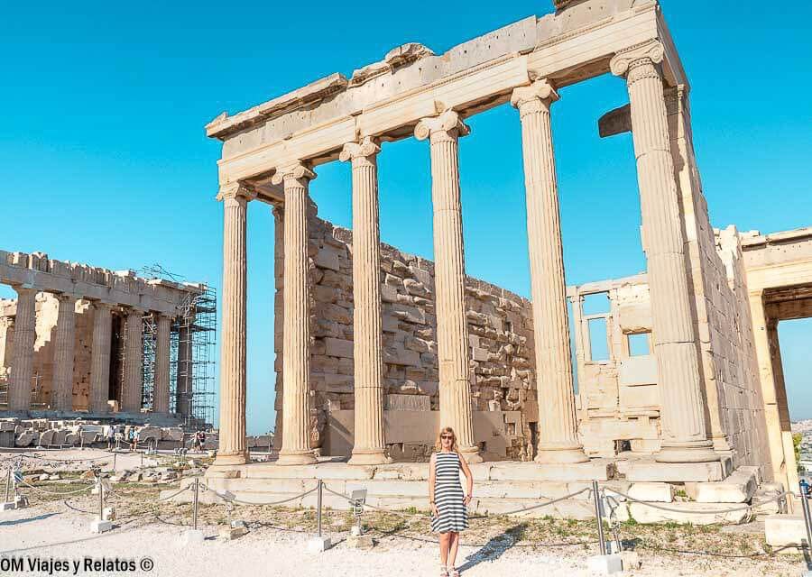 Foto mía posando junto a las columnas y ruinas de la Acrópolis de Atenas, imprescindible en que ver en Atenas en 3 dias.