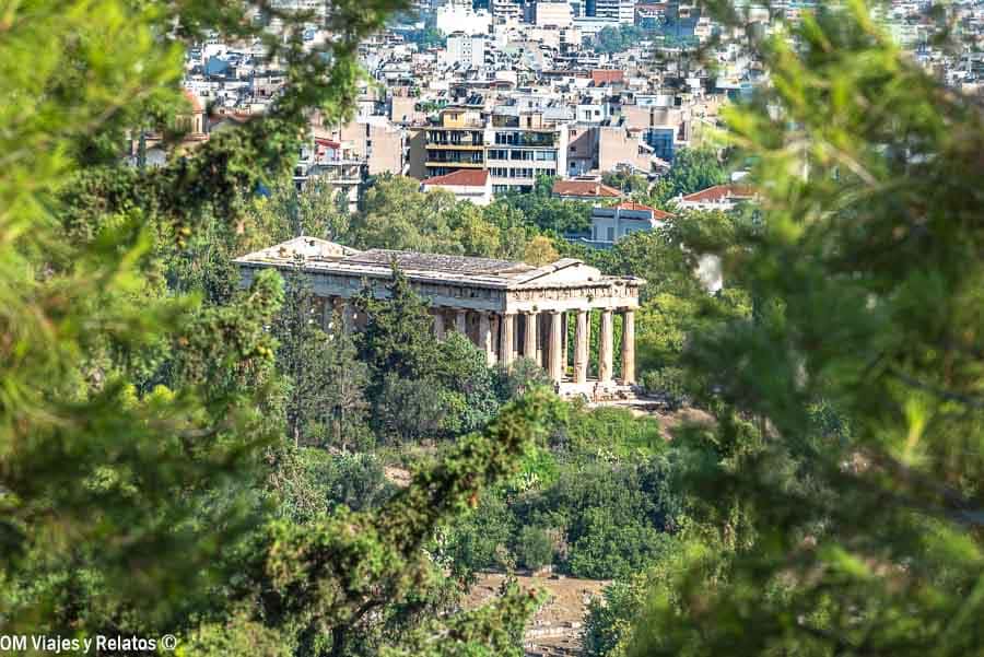 Vista del Templo de Hefesto en el Ágora Antigua de Atenas, imprescindible en la ruta de que ver en Atenas en 3 días.