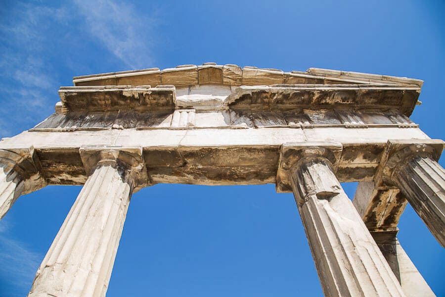 Detalle de las columnas y el arco de la Puerta de Adriano en Atenas, imprescindible en que ver en Atenas en 3 días.